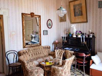 Ci spostiamo ora nel �salottino della musica�: � arredato con divanetti floreali e un antico pianoforte scuro...